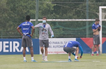El readaptador físico, Fran Molano, dando instrucciones a los jugadores para los ejercicios.


