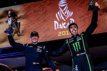 Álex Haro y Nani Roma, en el podio del Dakar 2019.