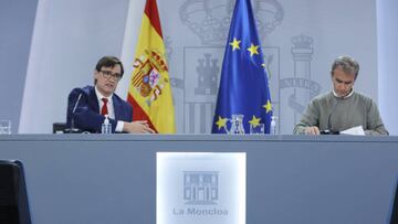 El ministro de Sanidad, Salvador Illa (d), y el director del Centro de Coordinaci&oacute;n de Alertas y Emergencias Sanitarias -CCAES- Fernando Sim&oacute;n, comparecen en rueda de prensa telem&aacute;tica en Moncloa, para informar de la evoluci&oacute;n 