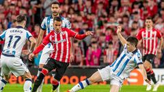 BILBAO, 13/01/2024.- El delantero del Athletic Álex Berenguer (c) pelea un balón con Igor Zubeldia (d), de la Real Sociedad, durante el partido de la vigésima jornada de LaLiga que Athletic Club de Bilbao y Real Sociedad disputan este sábado en el estadio de San Mamés. EFE/Javier Zorrilla
