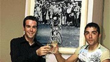 <B>TRES REBELDES.</B> Aitor y Perdiguero brindan en presencia de una foto de Bahamontes, otro sublevado.