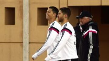 Sergio Ramos, con Cristiano Ronaldo y Carlo Ancelotti.
