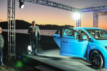 En la Región de la Araucanía Ford presentó por primera vez en Chile el Focus RS. Desde la línea de performance de la marca llega con un motor de 2.3 litros y 350 hp de potencia.
La presentación se llevó a cabo en Pucón y luego se realizó una prueba del vehículo en el autódromo Interlomas de Temuco.