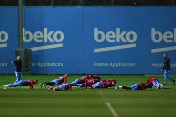 Jugadores del Barcelona realizando unos ejercicios.