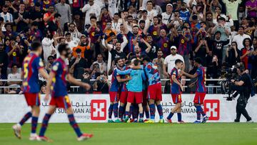 YEDA (ARABIA SAUDÍ), 11/01/2026.- Los jugadores del FC Barcelona celebran el tercer gol blaugrana durante el encuentro de la final de la Supercopa de España entre el FC Barcelona y el Real Madrid, este domingo en el estadio Ciudad Deportiva del Rey Abdalá de Yeda (Arabia Saudí). EFE/ Kai Försterling