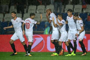 Sergio Escudero celebra con sus compañeros el 0-1.
