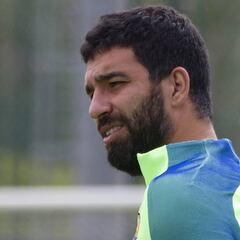 Robert acelera las bajas de Arda Turan y Jeremy Mathieu