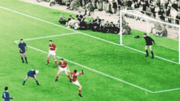 <b>IMÁGENES DEL TRIUNFO</b>. Momento en que el ariete español conecta el glorioso testarazo. Nuestra Selección campeona: Iríbar, Zoco, Olivella, Fusté, Calleja y Rivilla; Amancio, Pereda, Marcelino, Suárez y Lapetra. Villalonga, a hombros de los suyos.