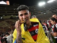 LIMA, PERU - NOVEMBER 29: Jorge Carrascal of Flamengo celebrates with winner's medal after the 2025 Copa CONMEBOL Libertadores Final match between Palmeiras and Flamengo at Estadio Monumental on November 29, 2025 in Lima, Peru. (Photo by Rodrigo Valle/Getty Images)