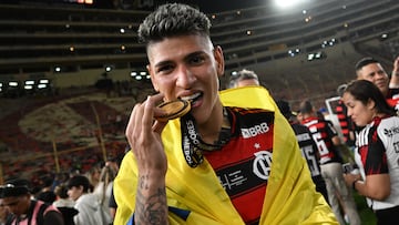 LIMA, PERU - NOVEMBER 29: Jorge Carrascal of Flamengo celebrates with winner's medal after the 2025 Copa CONMEBOL Libertadores Final match between Palmeiras and Flamengo at Estadio Monumental on November 29, 2025 in Lima, Peru. (Photo by Rodrigo Valle/Getty Images)