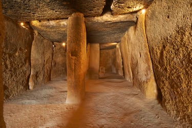 Se trata de tres monumentos funerarios construidos en el periodo Neolítico y la Edad de Bronce, y una de las primeras integraciones conscientes de arquitectura y paisaje monumental de la Prehistoria en Europa. Los tres monumentos megalíticos son el dolmen de Menga, el de Viera y el tholos de El Romeral. Además, incluye dos monumentos naturales; la Peña de los Enamorados y el Torcal de Antequera.