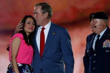 El expresidente de Estados Unidos George W. Bush junto al veterano de guerra Israel del Toro Jr. y su familia.