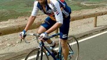<b>ÚLTIMOS INTENTOS.</b> En abril de 2002 Chava Jiménez ascendió La Covatilla, puerto que iba a debutar en la Vuelta. Fue una de sus últimas intentonas de recuperar los entrenamientos para volver al pelotón.