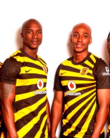 En Sudafrica, Kaizer Chiefs, portó en el curso 2011/2012 esta llamativa camiseta.