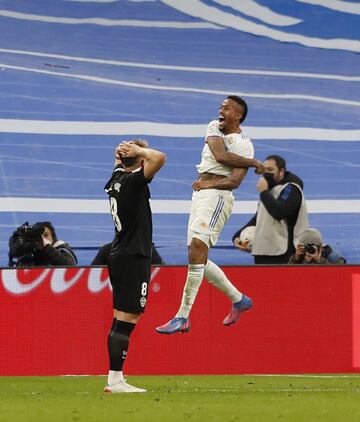 Militao celebra el 2-2 al Elche.