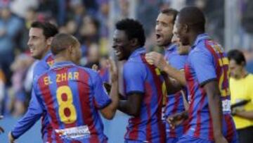 El delantero nigeriano del Levante Martins Obafemi celebra su gol, el primero de su equipo, junto a sus compa&ntilde;eros durante el partido frente al Granada.