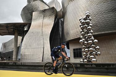 El ciclista francés Romain Bardet del Team DSM - Firmenich junto al Museo Guggenheim de Bilbao durante la presentación de la edición 2023 del Tour de Francia.