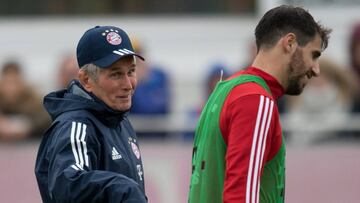 Jupp Heynckes y Javi Martínez, en un entrenamiento con el Bayern.