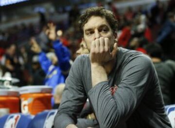 Pau Gasol observa desde la banca.