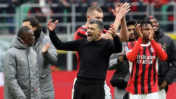 Conceiçao alienta a su afición tras un partido de Serie A.