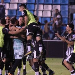 Estudiantes lo empató en el final y pasó en los penales