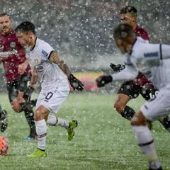 Leverkusen y Aránguiz triunfan gracias a Volland... y a la nieve