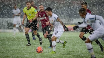 Leverkusen y Aránguiz triunfan gracias a Volland... y a la nieve