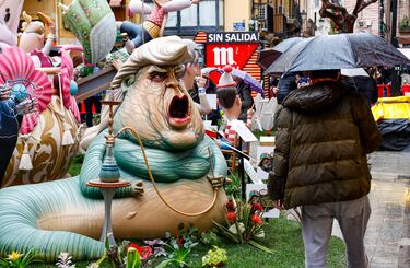 Este miércoles, 19 de marzo y día de San José, se celebrará el emocionante "Día de la Cremà" en las Fallas de Valencia, donde más de 700 monumentos que los artistas falleros han levantado por toda la ciudad arderán en un espectáculo impresionante. Marcando el broche de oro de la fiesta más emblemática de Valencia y una de las más multitudinarias de toda España. La noche se iluminará con fuegos artificiales.