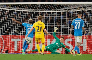 El jugador nigeriano del Nápoles recibe un balón dentro del área, forcejea con Íñigo Martínez y le gana la pelea, encara y dispara raso engañando a Marc-André Ter Stegen.