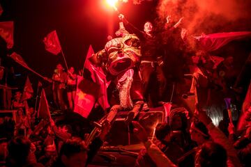 Seguidores vietnamitas celebran la consecución de la Suzuki Cup.