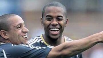 Roberto Carlos, que hablará hoy con el director general, estuvo ayer muy bromista con todos sus compañeros.