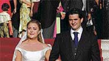 <b>ACLAMADOS.</B> Figo y Raúl fueron los más jaleados por el centenar de curiosos que se acercaron a la Iglesia. Llamaron la atención sus espectaculares mujeres. Helen Figo iba de blanco con un bolso de Christian Dior, mientras que Mamen eligió un vestido negro de cremalleras.