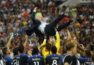 Los de Deschamps se proclaman campeones del Mundo tras vencer en la final con goles de Mandzukic, en propia, Griezmann, Pogba y Mbappé.
