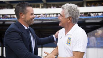 Rafa Puente Jr. y Tuca Ferretti antes de un partido