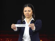 AMDEP2306. LUQUE (PARAGUAY), 19/03/2026.- La gerenta de Competiciones de Conmebol, Luciana Antunes, muestra el nombre del equipo de fútbol Boca Juniors de Argentina durante el sorteo de la fase de grupos de la Copa Libertadores 2026 este jueves, en Luque (Paraguay). EFE/ Juan Pablo Pino