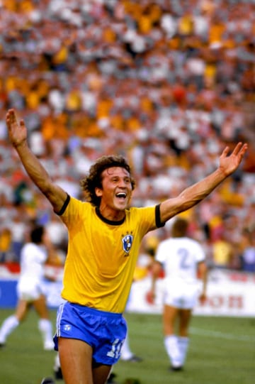 Zico era el mejor mediapunta de la década de los 80 y recibió el apodo de 'El Pelé blanco'. Con Brasil, disputó 71 partidos oficiales y anotó 48 goles.  Acabó siendo votado el octavo mejor jugador del siglo 20 por la FIFA. 