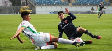 Pablo Cárdenas lucha un balón con Marcelo Morales, en un Universidad de Chile-Cobresal.