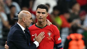 Roberto Martínez y Cristiano Ronaldo durante el partido de octavos de la Eurocopa entre Portugal y Eslovenia.