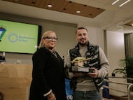 Javier Ontiveros recibiendo el XXII Trofeo Camaleón de Rota. Foto: Cádiz CF.