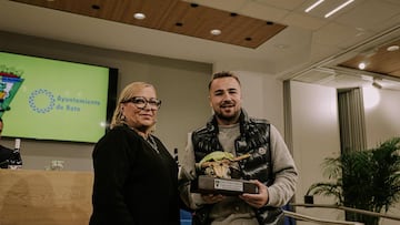 Javier Ontiveros recibiendo el XXII Trofeo Camaleón de Rota. Foto: Cádiz CF.