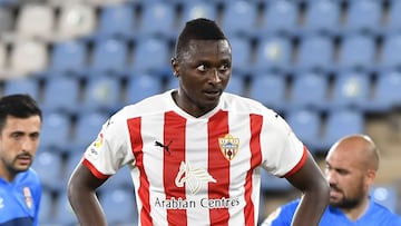 El Almería podría perder las rayas características de su equipación.