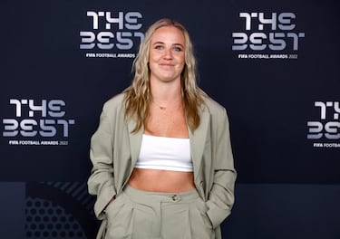 Beth Mead del Arsenal posando a su llegada a la ceremonia de los Premios The Best.