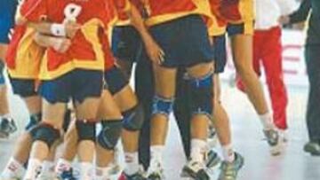 <b>CELEBRACIÓN. </b>Las españolas eufóricas tras lograr la victoria.