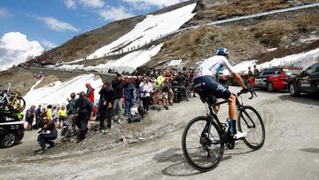Christopher Froome rueda por el tramo de sterrato de la Colle delle Finestre en la 19ª etapa del Giro de Italia.