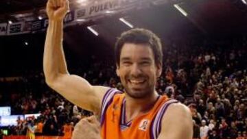 <b>ÉXTASIS FINAL. </b>El triple de Rafa Martínez sobre la bocina desató la locura en La Fonteta.