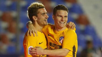 Griezmann y Gameiro se abrazan tras uno de los goles del Atlético. Marcaron dos cada uno.