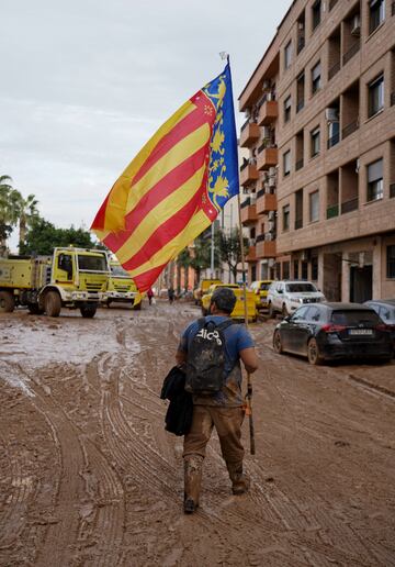 Una persona con la bandera de Valencia, en Paiporta, a 8 de noviembre de 2024, en Valencia, Comunidad Valenciana (España).