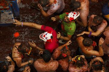 BUNOL, SPAIN - AUGUST 30: Revellers enjoy the atmosphere in tomato pulp while participating the annual Tomatina festival on August 30, 2017 in Bunol, Spain. An estimated 22,000 people threw 150 tons of ripe tomatoes in the world's biggest tomato fight held annually in this Spanish Mediterranean town. (Photo by Pablo Blazquez Dominguez/Getty Images)