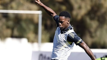 Jhon Durán en entrenamiento con Fenerbahce