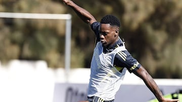 Jhon Durán en entrenamiento con Fenerbahce